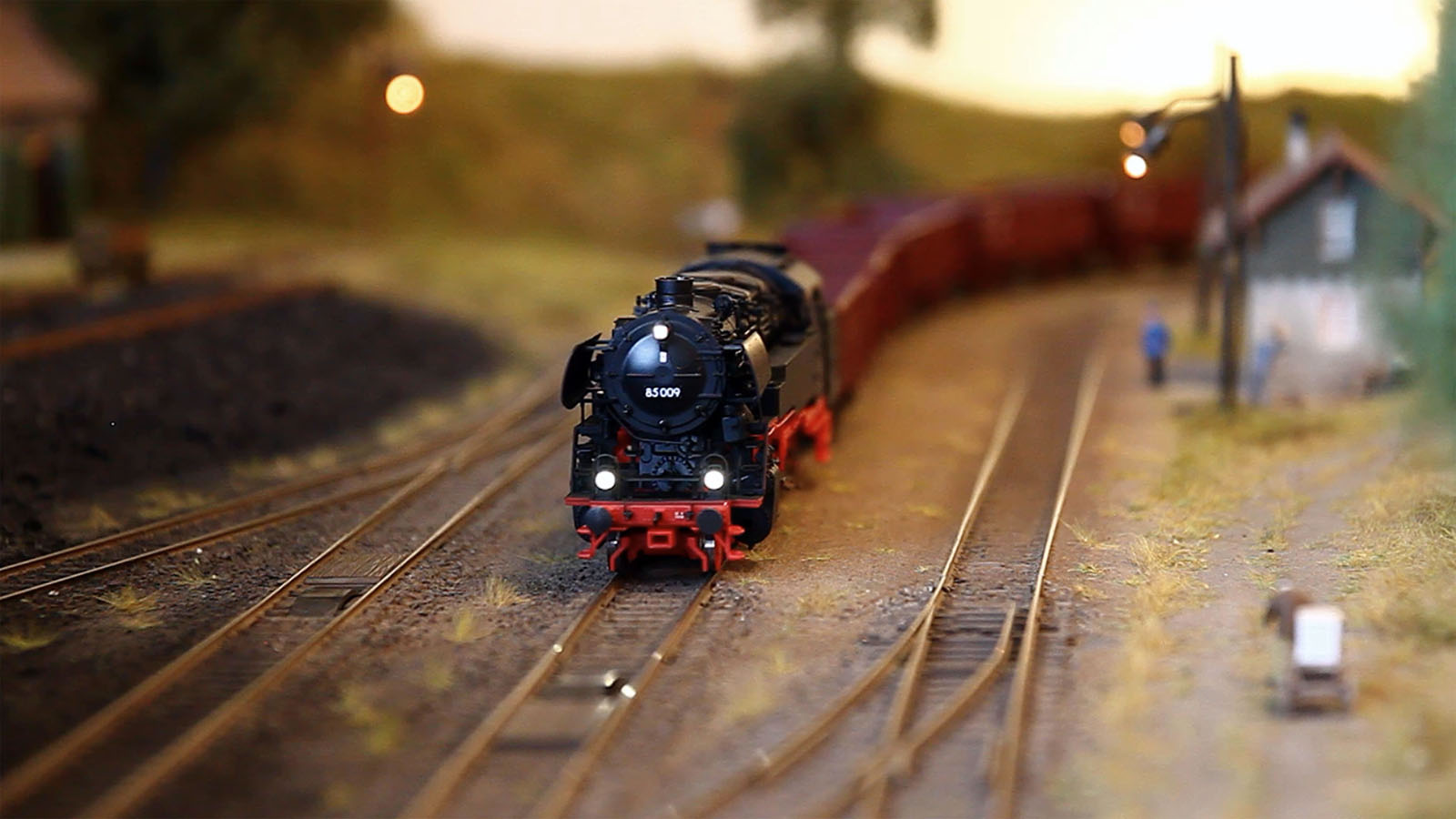 Die zwei Hauptdarsteller in diesem Pennula Modellbahn Video sind zwei Roco Dampflokomotiven der Baureihe 85 (Produktnummer 72273), die mit umfangreichen Soundfunktionen und mit einem getakteten Rauchgenerator für dynamischen Dampf aus dem Schornstein ausgestattet sind.
