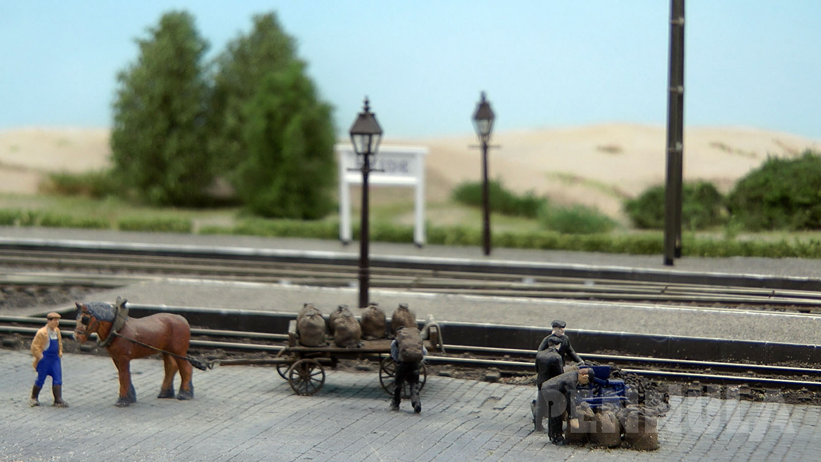Die Modellbahnanlage in Spur H0 ist so gestaltet, dass der Beginn des 20. Jahrhunderts dargestellt wird, als noch Dampfloks und Güterzüge, die von Dampflokomotiven gezogen wurden, die Betriebsabläufe der Eisenbahn bestimmten.