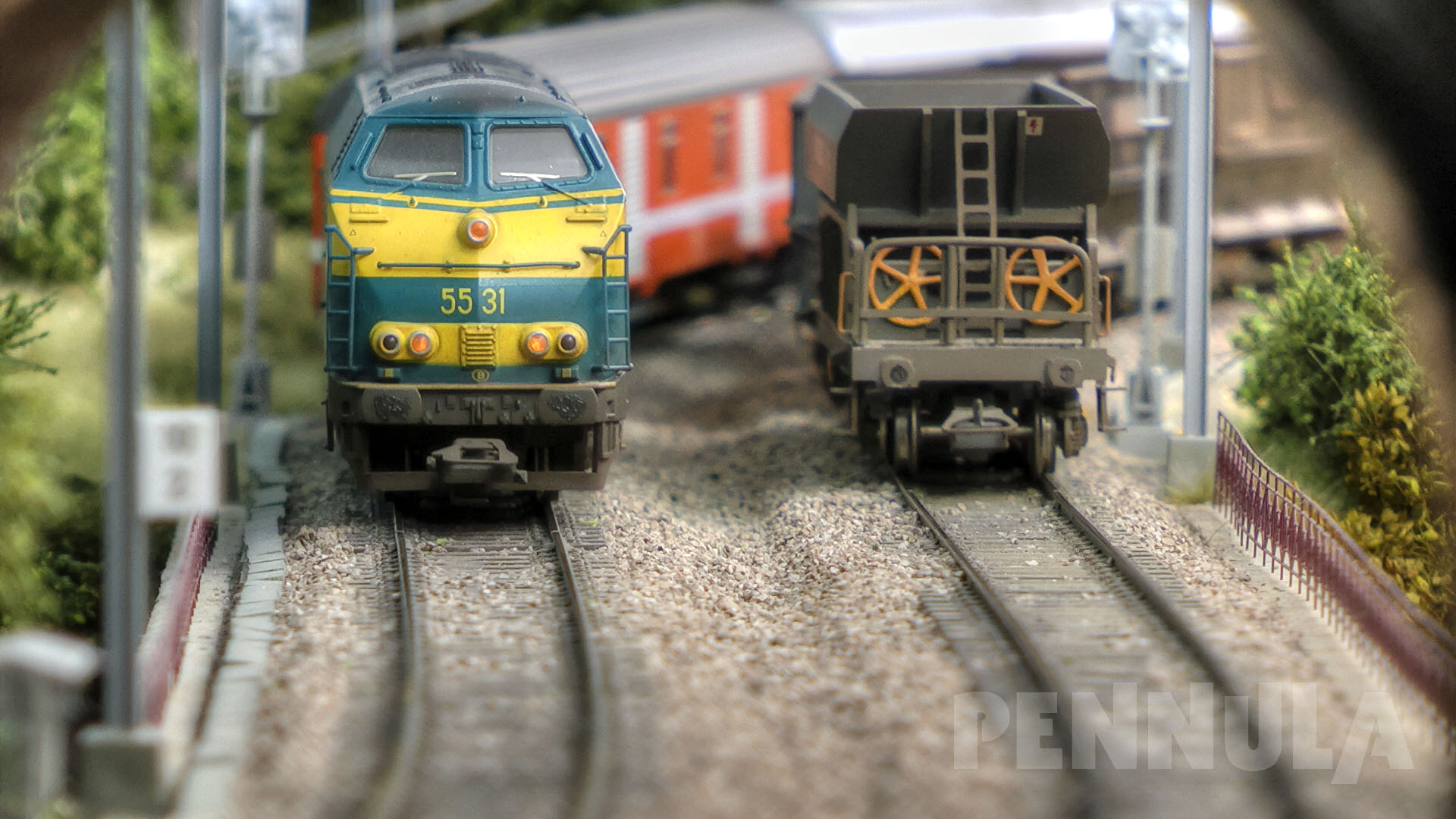 Die Modellbahnanlage von Pit Karges trägt den Namen „CFL Nordstrecke“ und spiegelt den Eisenbahnverkehr in den 1990’er Jahren wider, als Lokomotiven und Waggons noch mit dem alten Logo der „CFL“ fuhren.