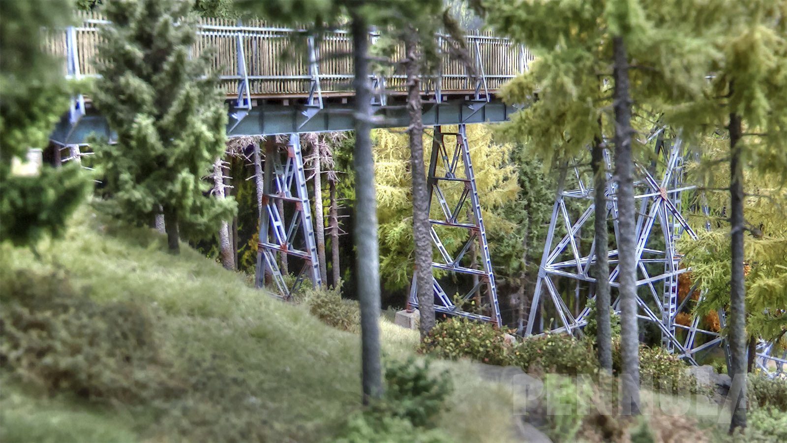 Die genietete Stahlbrücke war bis zum Jahre 1967 in Betrieb, danach war sie zehn Jahre ungenutzt, weil auch der Zugverkehr eingestellt wurde.