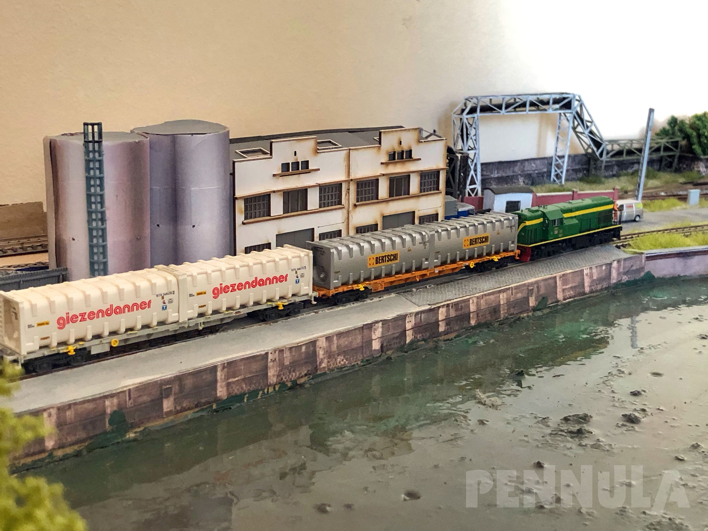Güterfernverkehr - Eine spanische Modelleisenbahn in Spur N mit Gleisplan in Form einer simplen Acht